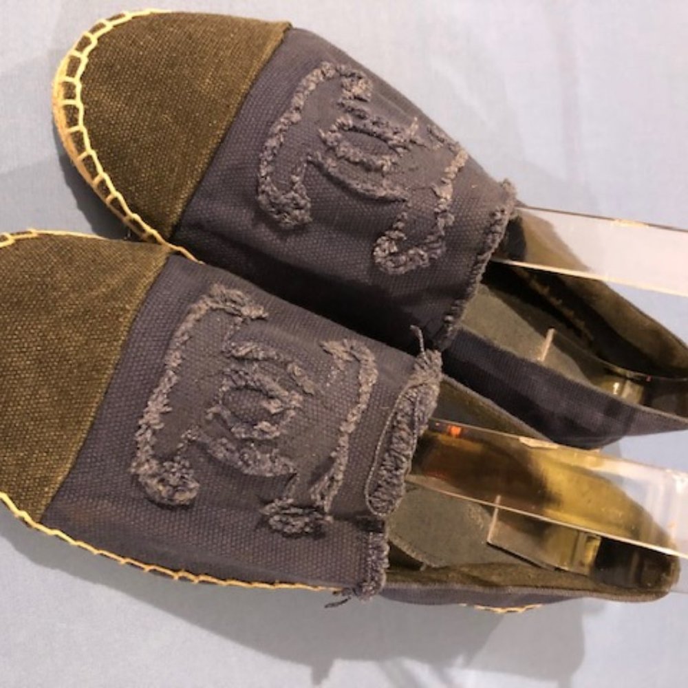 CHANEL ESPADRILLE FLATS TWO TONE CC LOGO CANVAS 42